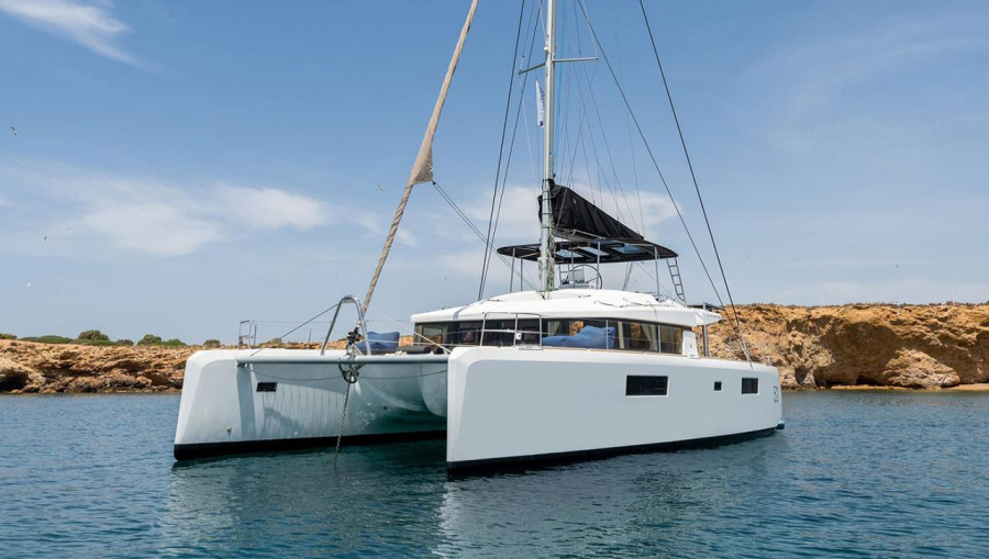 Photo #1 - Lagoon 52 - 6 + 2 cab. (Royal Hearts) en Athens, Alimos marina - 43524