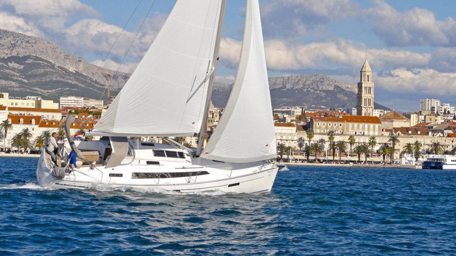 Photo #1 - Bavaria Cruiser 37 - 3 cab. (Lirica) in ACI Marina - 44141