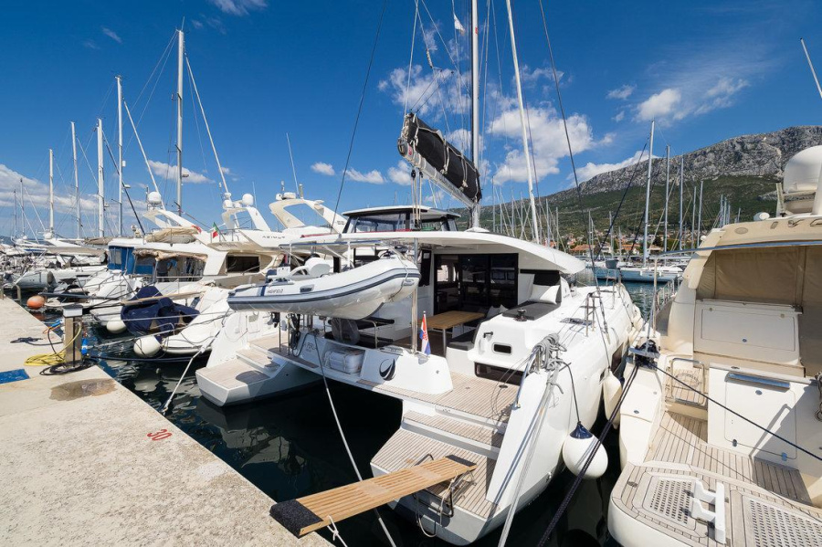 Photo #1 - Lagoon 42 OW - 3 + 1 cab. (La Perla) en Marina - 44652