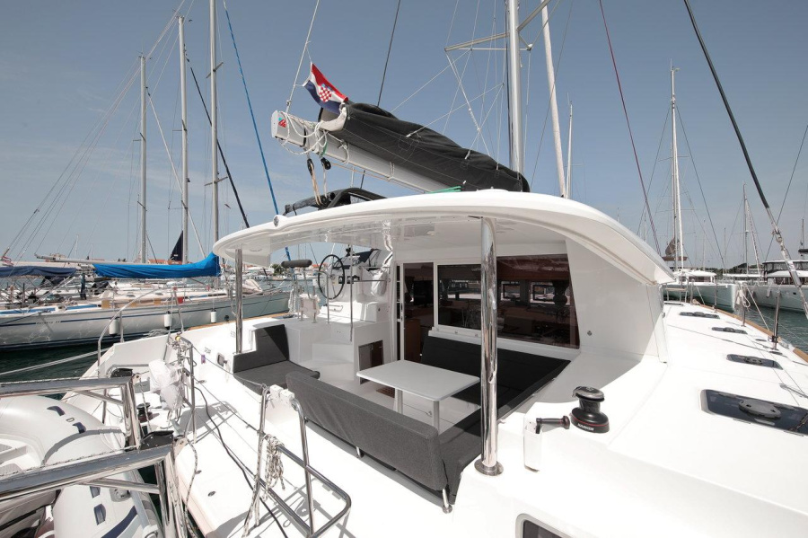 Photo #1 - Lagoon 400 S2 - 4 + 2 cab. (Scirocco) in D-Marin Dalmacija Marina - 46104