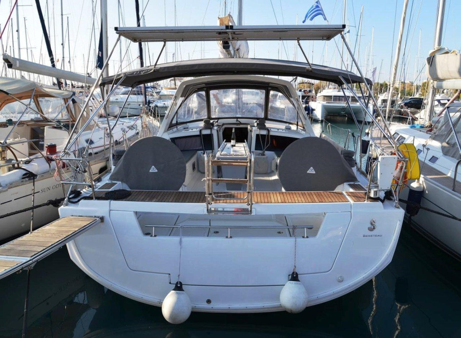 Photo #1 - Oceanis 48 - 5 cab. (Pherousa) in main port - 46425