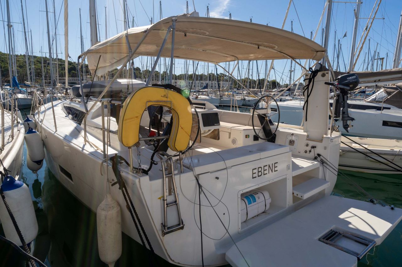 Photo #4 - Dufour 430 GL (EBENE) in Port Pin Rolland - 27511