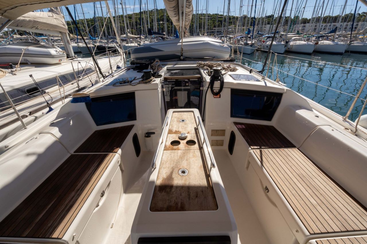 Photo #5 - Dufour 430 GL (EBENE) in Port Pin Rolland - 27511