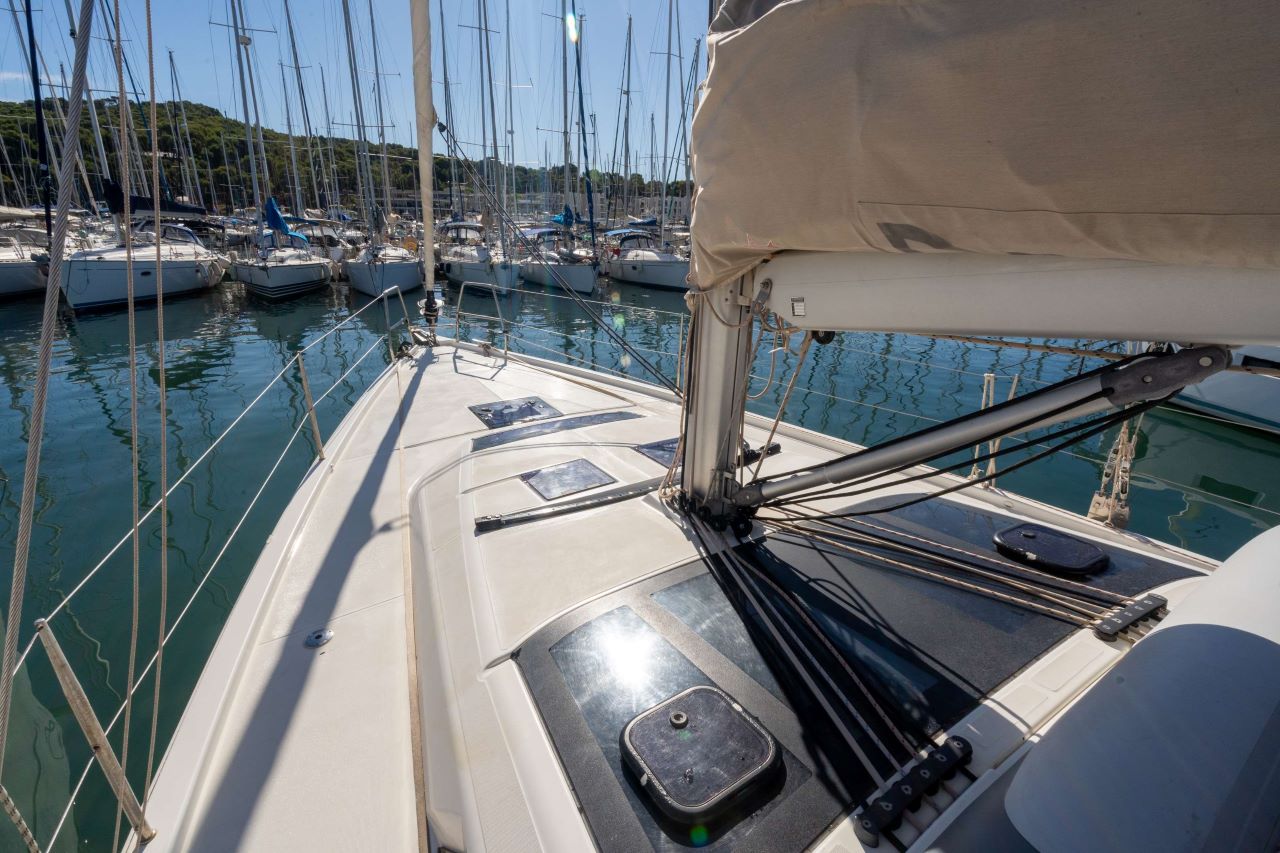 Photo #6 - Dufour 430 GL (EBENE) in Port Pin Rolland - 27511