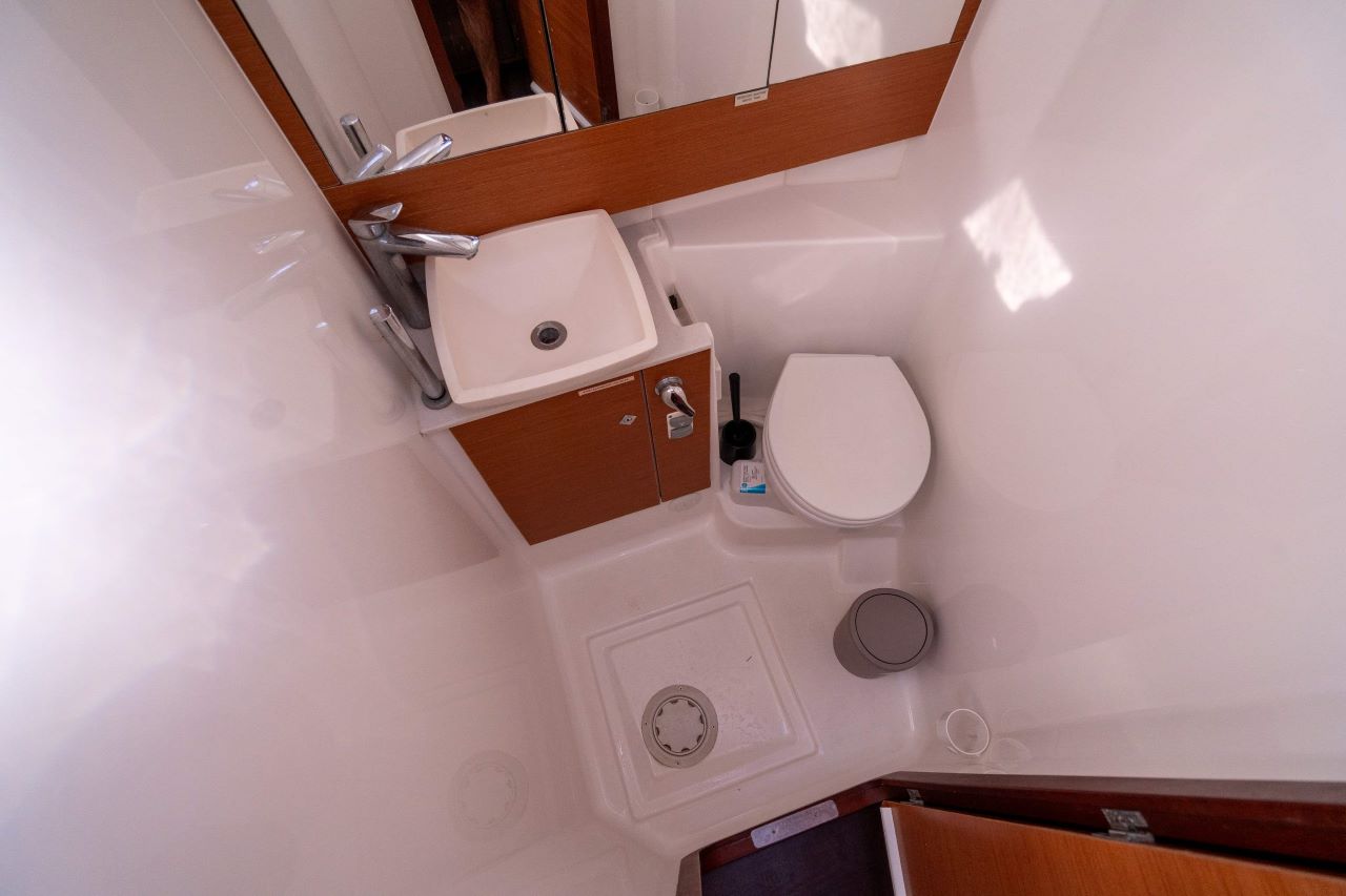 Photo #10 - Dufour 430 GL (EBENE) in Port Pin Rolland - 27511