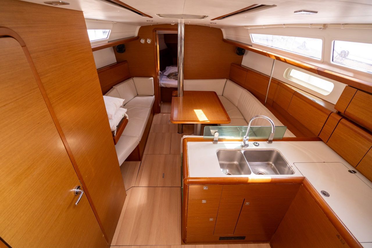 Photo #5 - Sun Odyssey 389 (PEWEE) in Port Pin Rolland - 27655