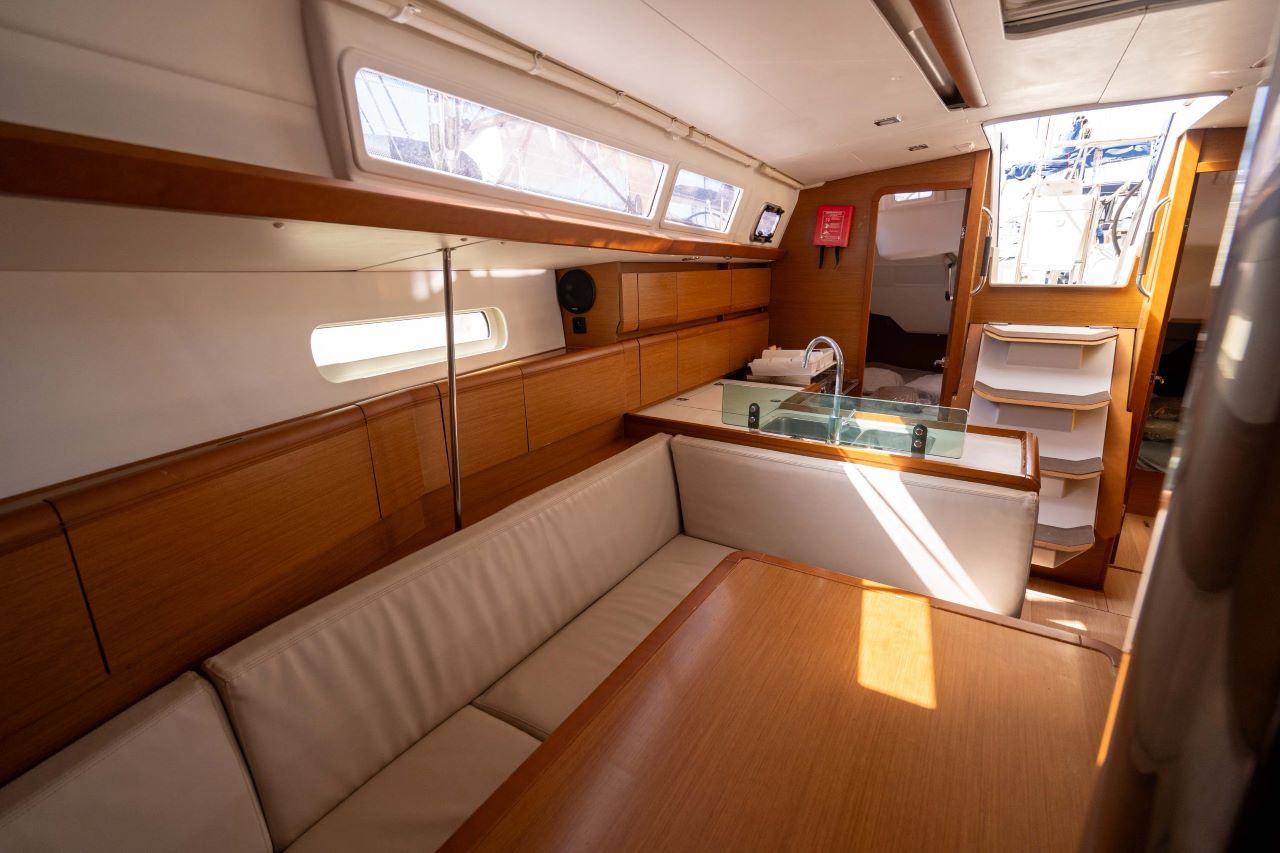 Photo #6 - Sun Odyssey 389 (PEWEE) in Port Pin Rolland - 27655