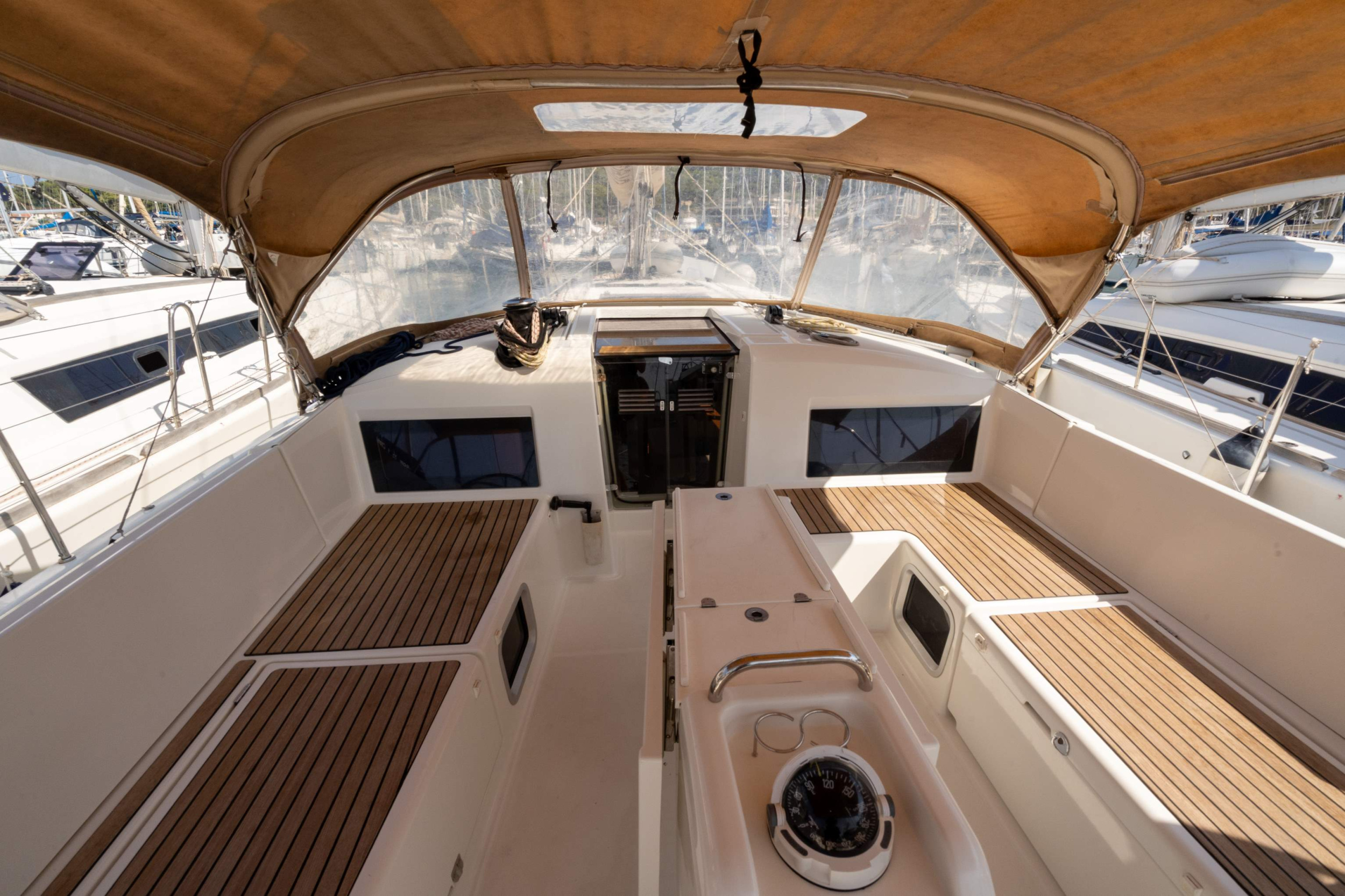 Photo #4 - Sun Odyssey 490 - 5 + 1 cab. (FANTAISIE) in Port Pin Rolland - 27683