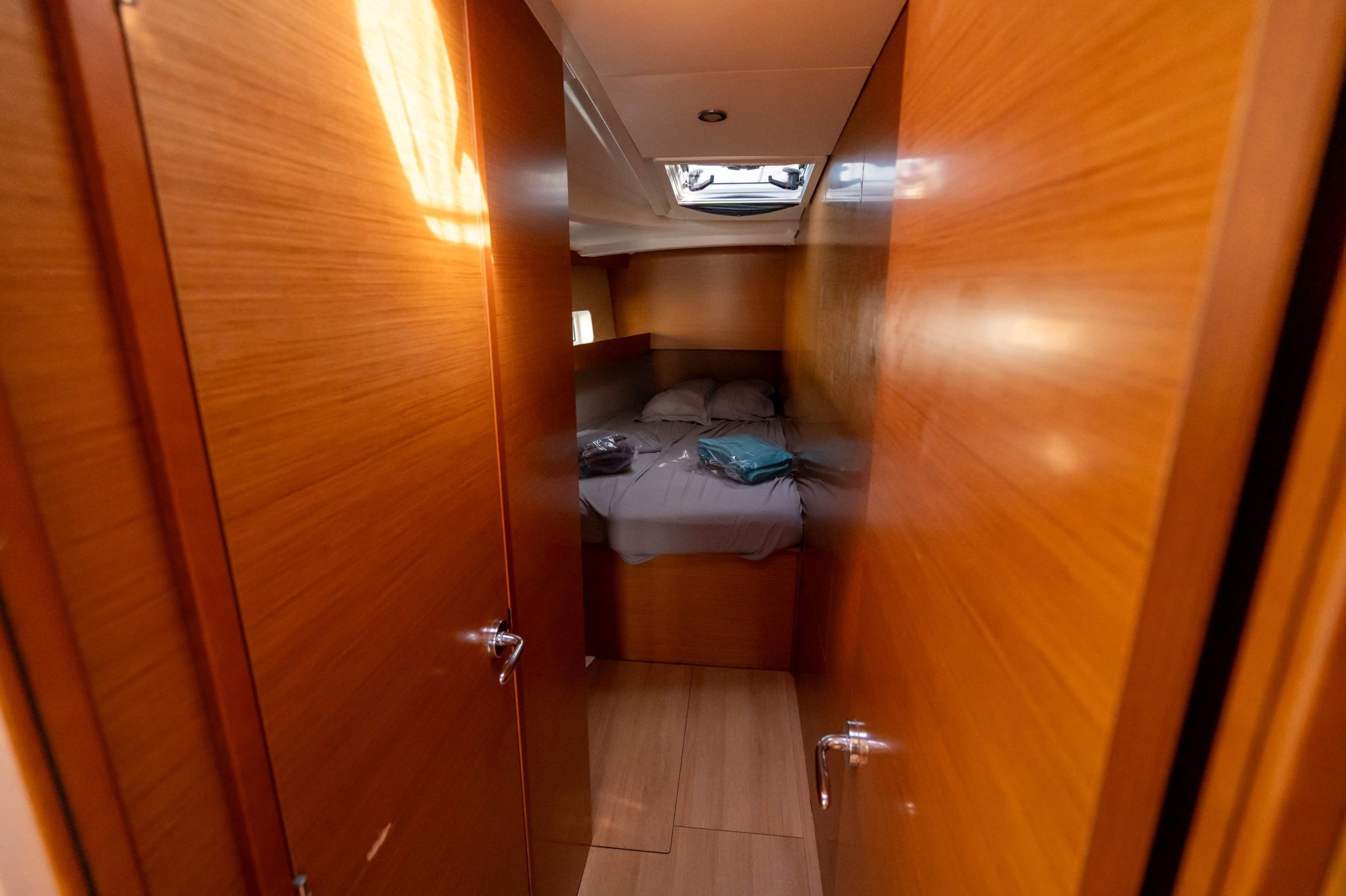Photo #9 - Sun Odyssey 490 - 5 + 1 cab. (FANTAISIE) in Port Pin Rolland - 27683