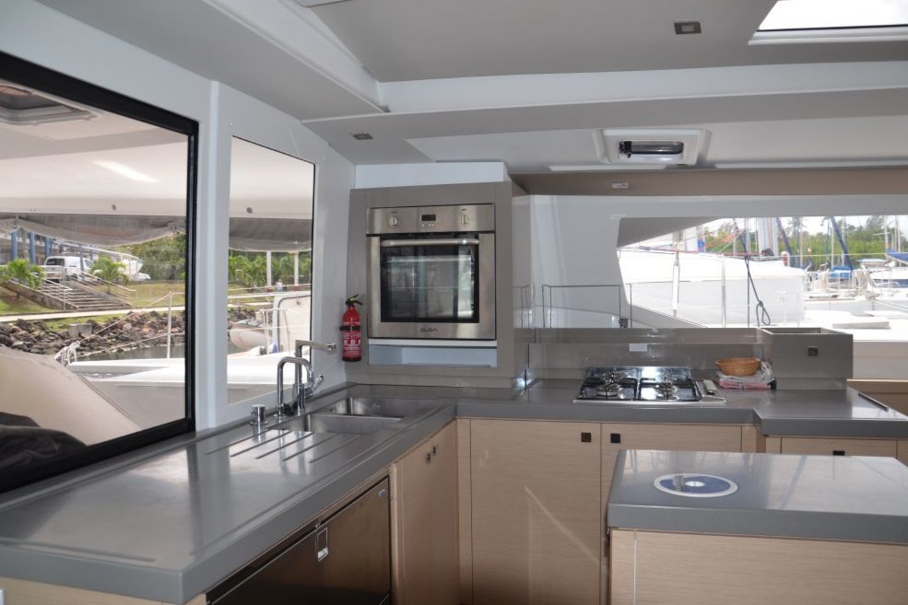 Photo #16 - Fountaine Pajot Saona 47 Quintet - 5 + 1 cab. (PENFRET) en Anse Marcel - 28246