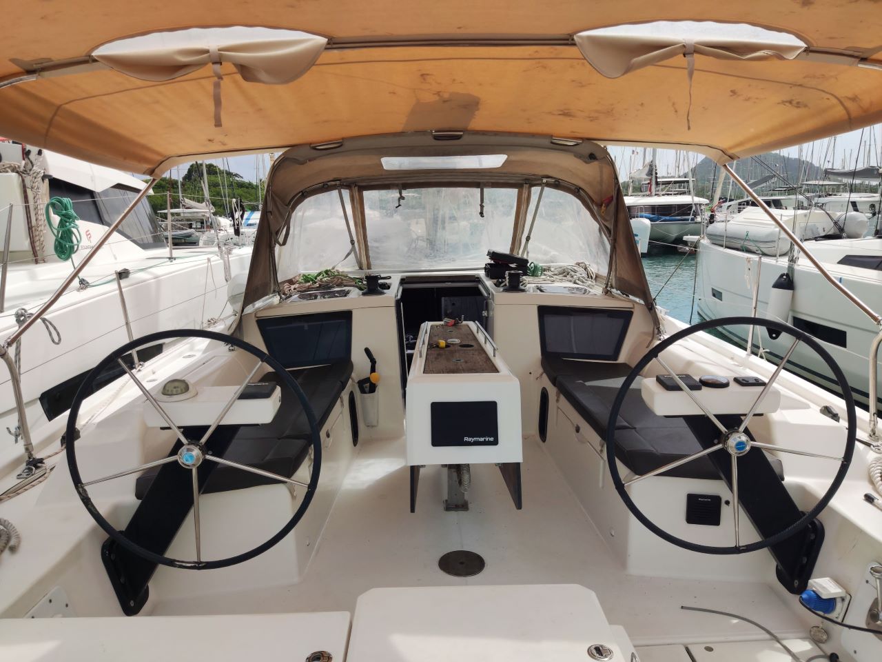Photo #4 - Dufour 390 GL (ROTHKO) in Le Marin - 28258