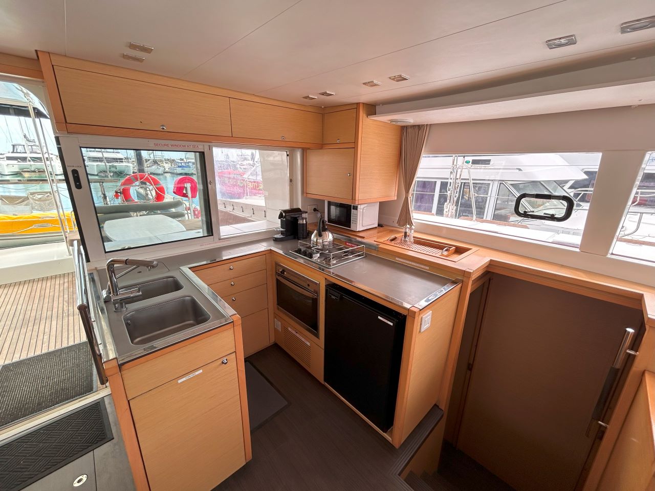 Photo #6 - Lagoon 450 - 4 cab. (FIDELIO) in Airlie Beach - 28316
