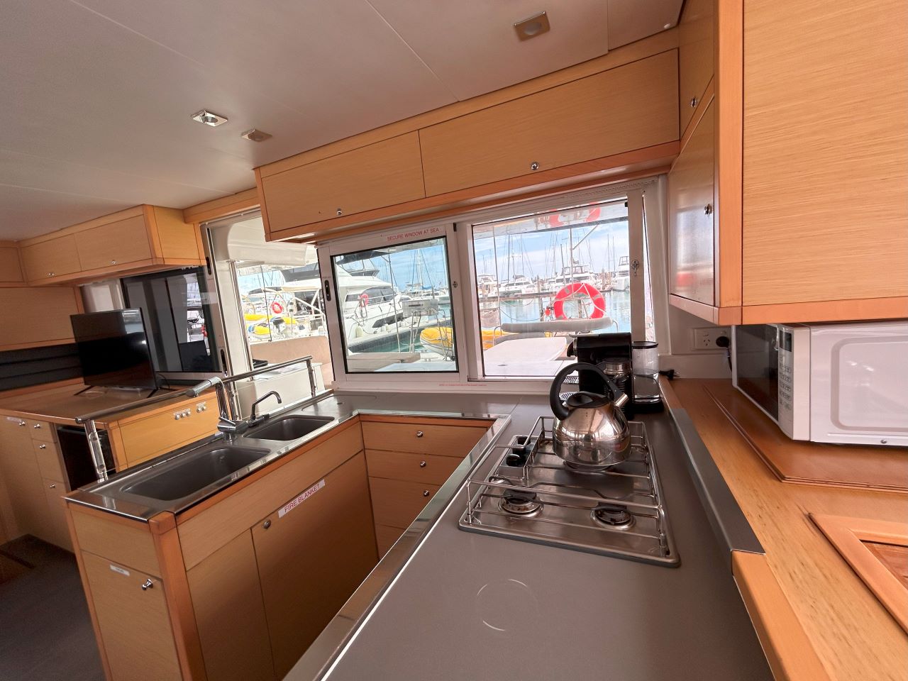Photo #7 - Lagoon 450 - 4 cab. (FIDELIO) in Airlie Beach - 28316