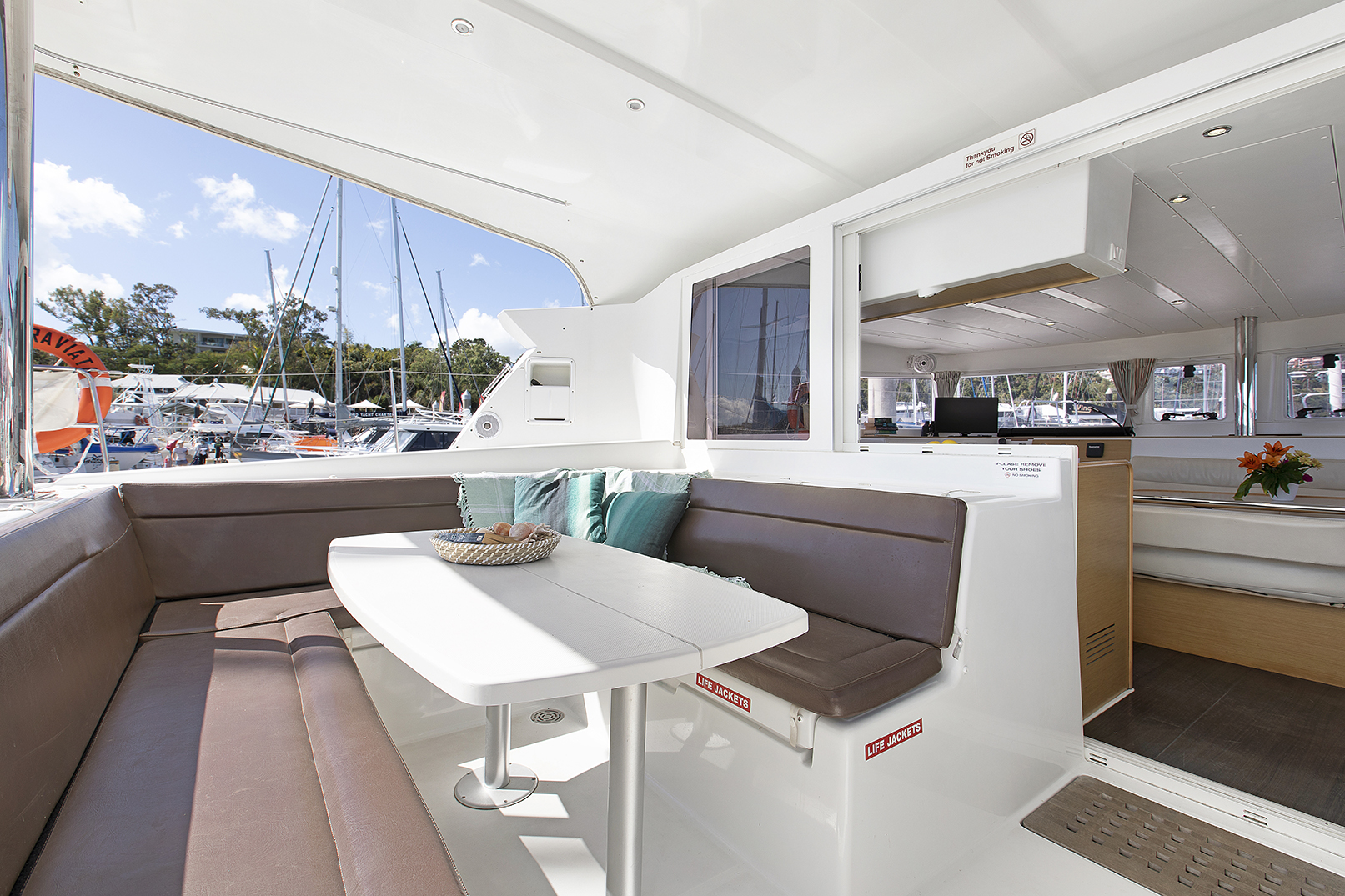 Photo #5 - Lagoon 421 (TRAVIATA 1) in Airlie Beach - 28317