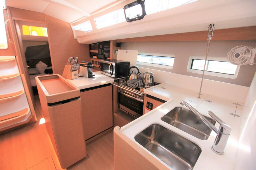 Photo #7 - Sun Odyssey 440 - 2 cab. (Bella) in Road Town - 28343