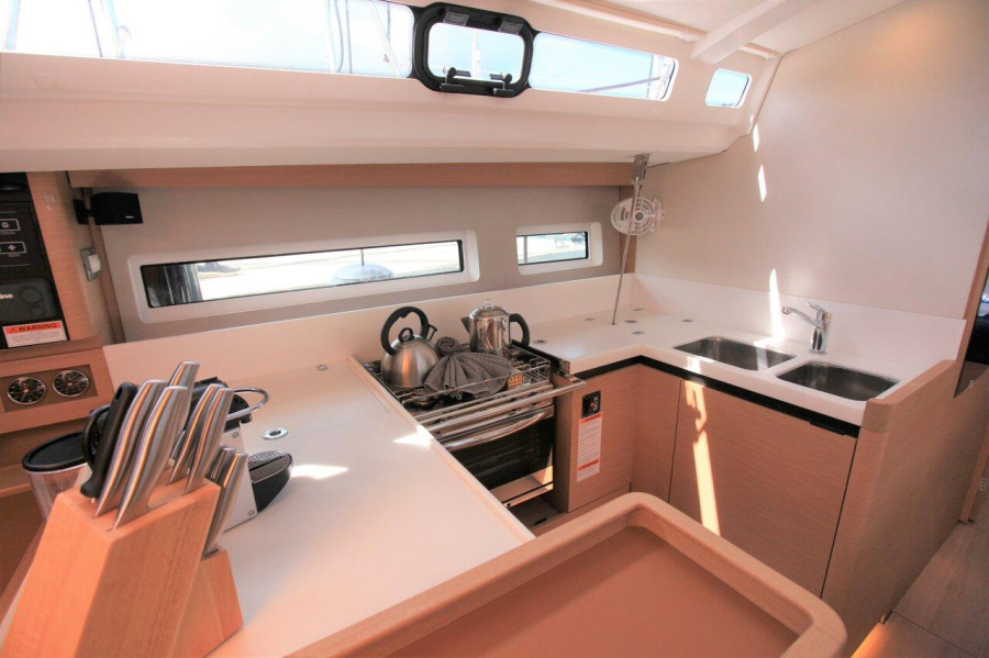 Photo #8 - Sun Odyssey 440 - 2 cab. (Bella) in Road Town - 28343