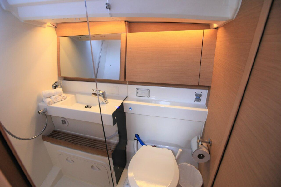 Photo #15 - Sun Odyssey 440 - 2 cab. (Bella) in Road Town - 28343