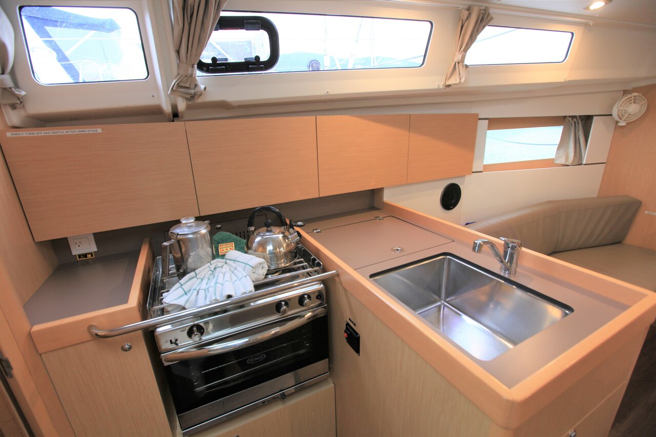 Photo #7 - Oceanis 35.1 - 2 cab. (Big Blue) in Road Town - 29066