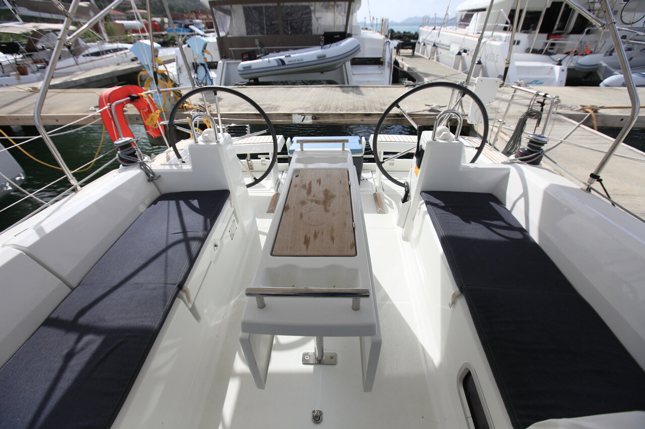 Photo #5 - Oceanis 35.1 - 2 cab. (Cozmo) in Road Town - 29088