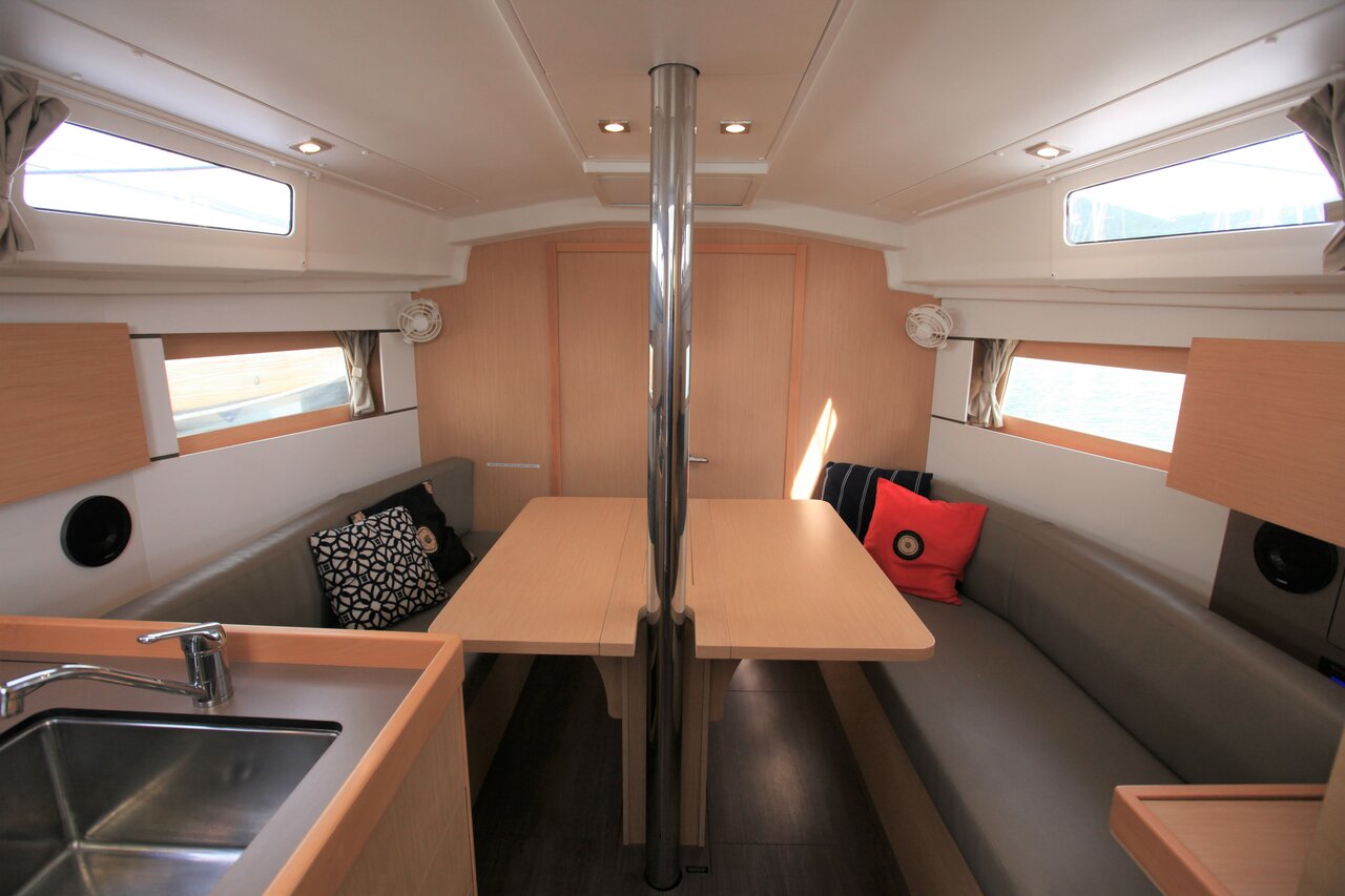 Photo #10 - Oceanis 35.1 - 2 cab. (Cozmo) in Road Town - 29088