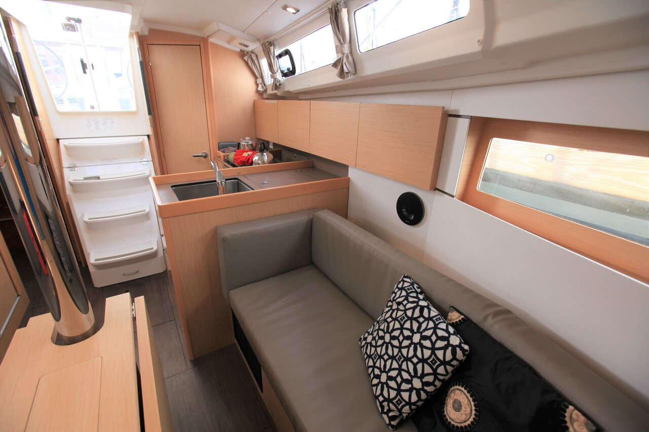 Photo #12 - Oceanis 35.1 - 2 cab. (Cozmo) in Road Town - 29088