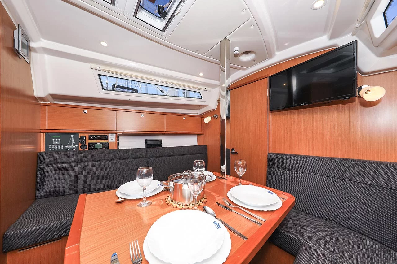 Bavaria Cruiser 34 (Deneb)  - 12