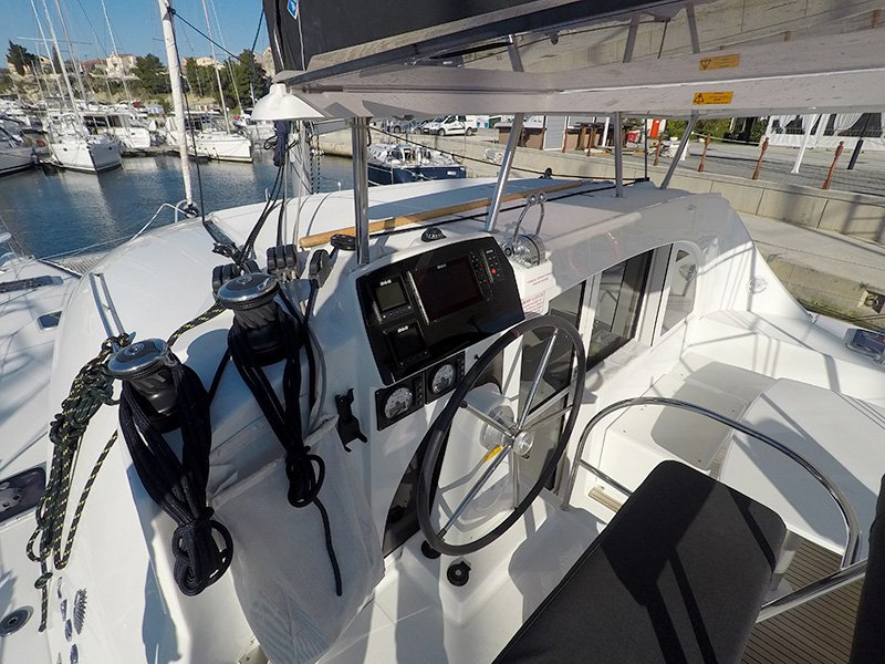 Photo #5 - Lagoon 380 - 4 + 2 cab. (Grey Pearl) in Sibenik - 30111