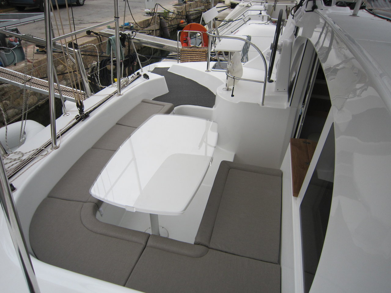 Photo #6 - Lagoon 380 - 4 cab. (ThunderCat) in Lavrion - 30327