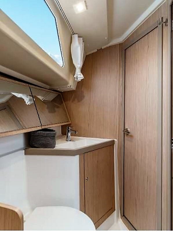 Photo #10 - Oceanis 41.1 (LASLOUDIR III) in Port Pin Rolland - 30374