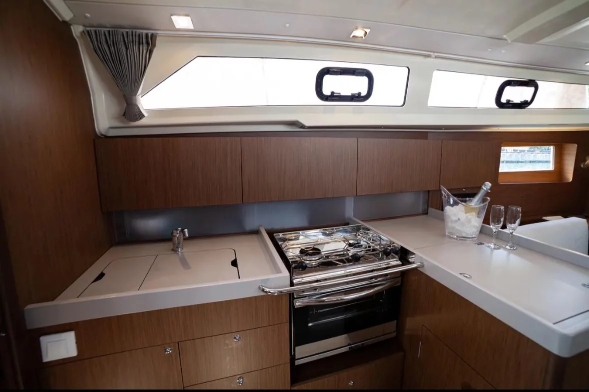 Oceanis 41.1 (Sail Orion)  - 12