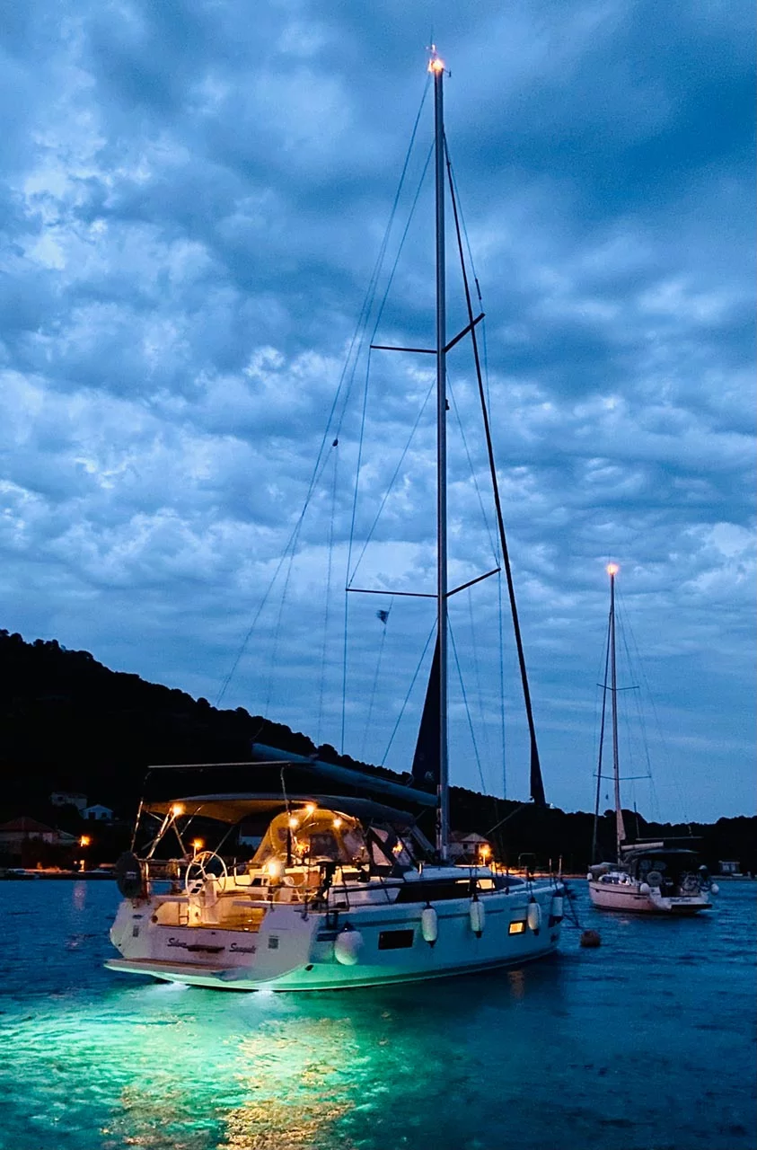 Bavaria C42 Style (Silver Seagull)  - 9