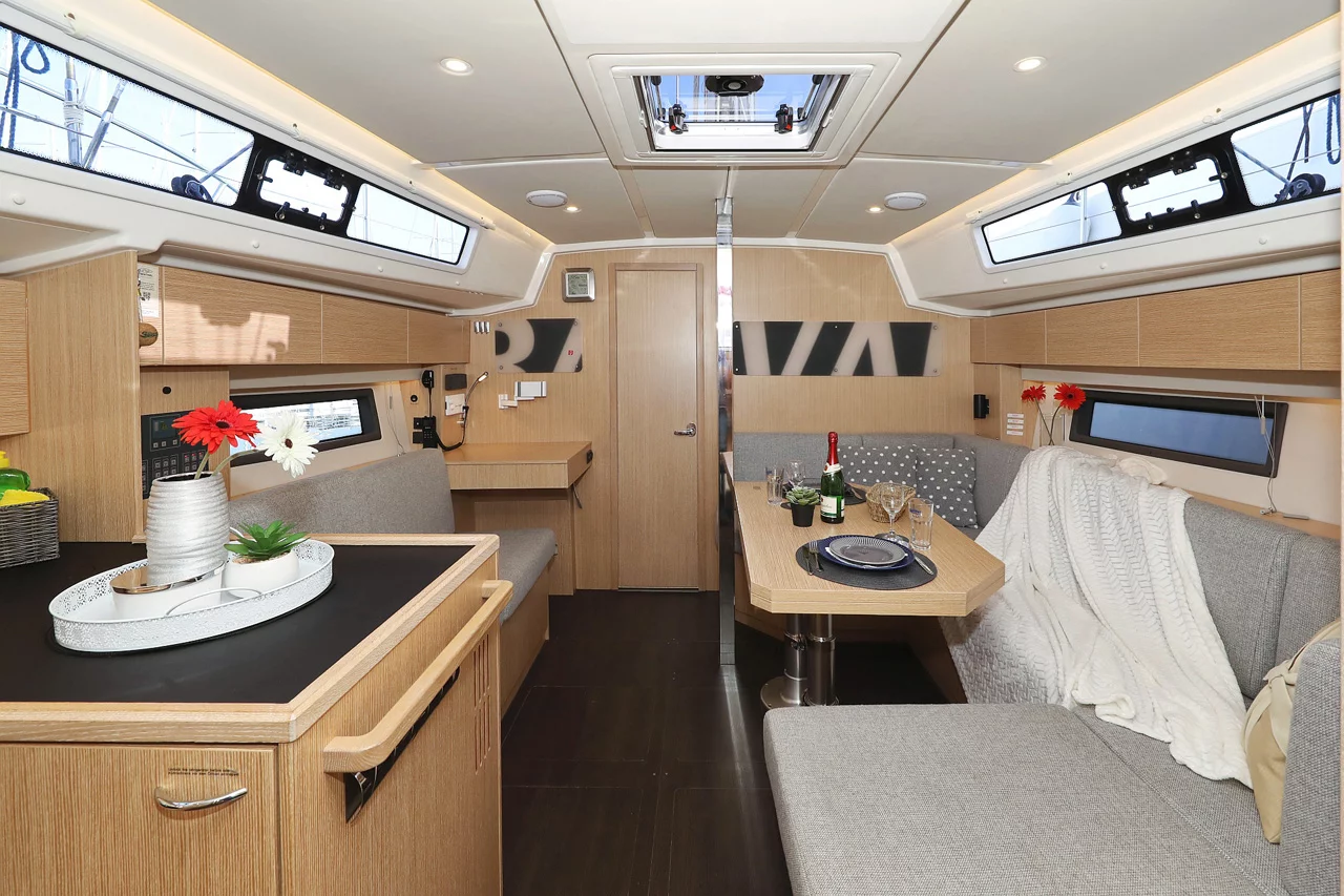 Bavaria C42 Style (Silver Seagull)  - 10