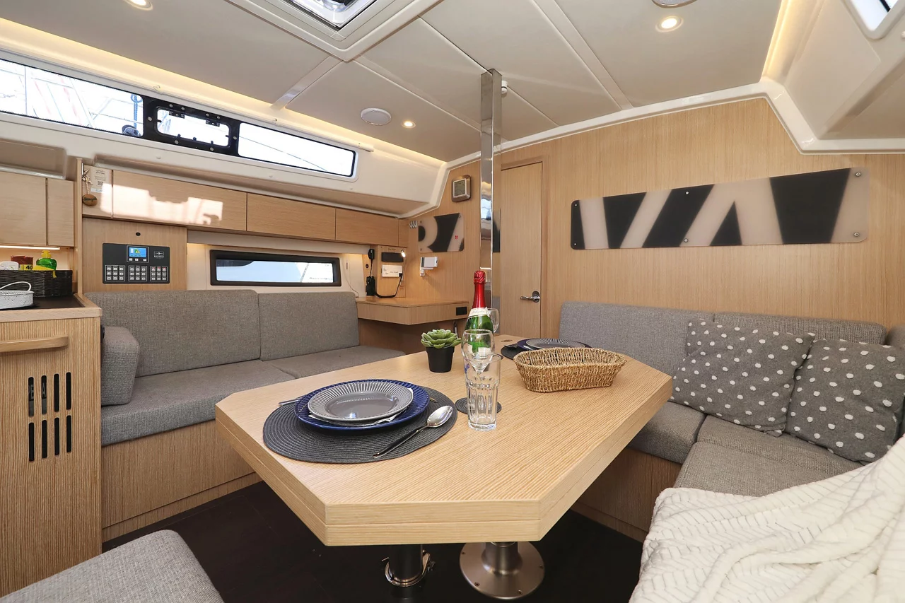 Bavaria C42 Style (Silver Seagull)  - 13