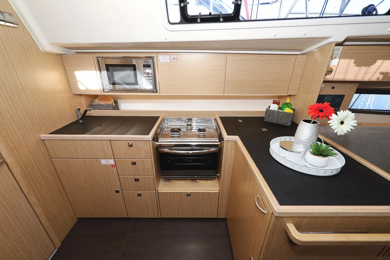 Bavaria C42 Style (Silver Seagull)  - 15