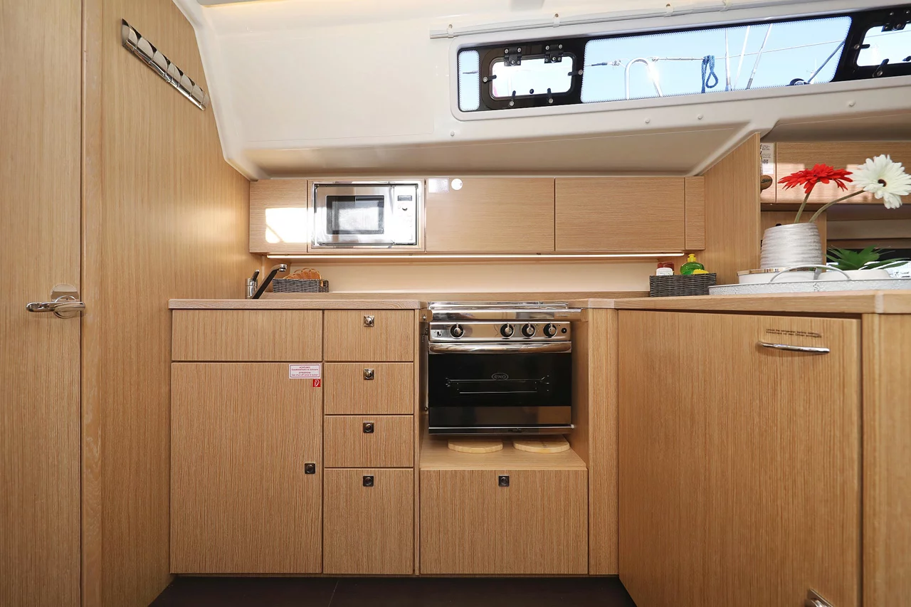 Bavaria C42 Style (Silver Seagull)  - 16