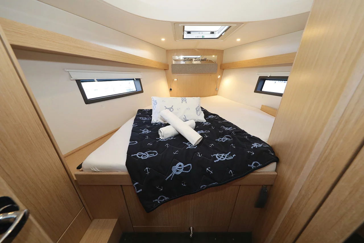 Bavaria C42 Style (Silver Seagull)  - 18