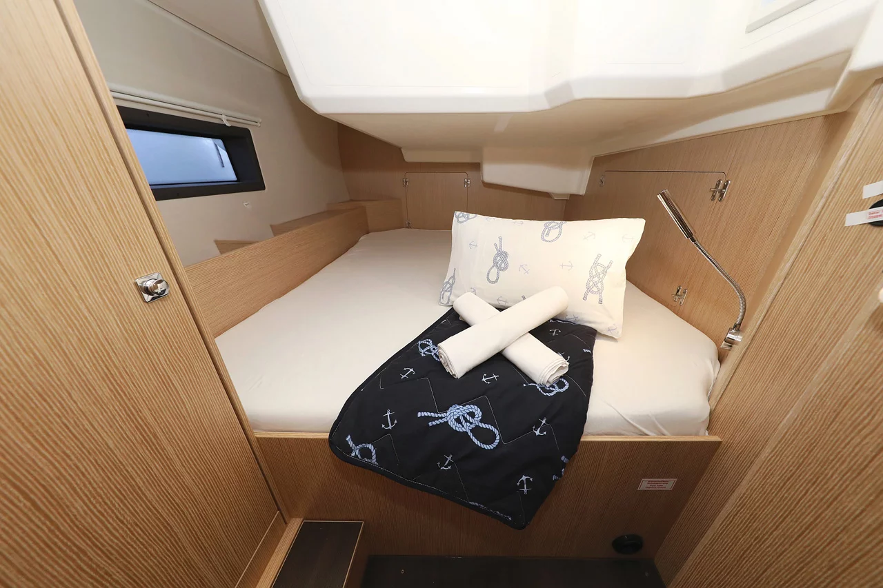 Bavaria C42 Style (Silver Seagull)  - 22