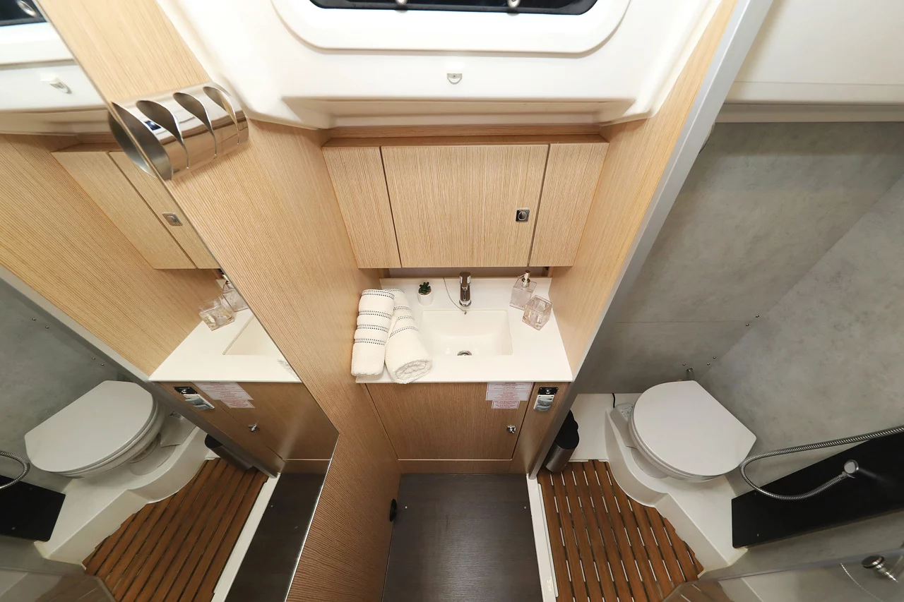 Bavaria C42 Style (Silver Seagull)  - 25