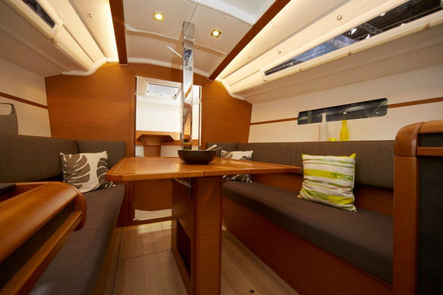 Photo #7 - Sun Odyssey 349 (LOUANNE) in La Trinite sur Mer - 31626