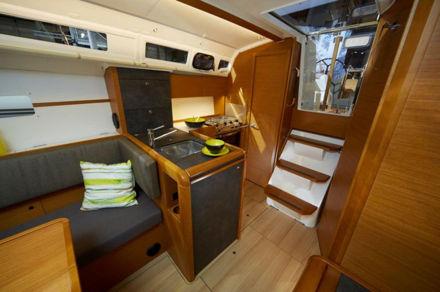 Photo #10 - Sun Odyssey 349 (LOUANNE) in La Trinite sur Mer - 31626