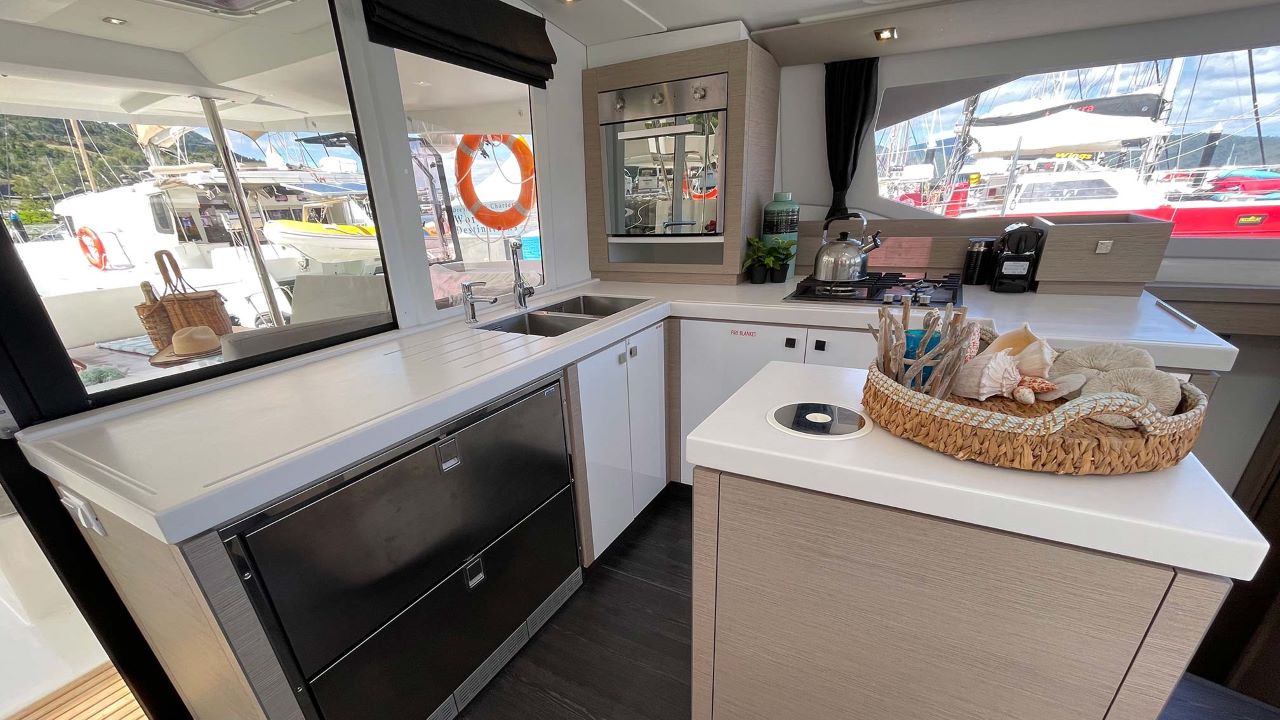 Photo #7 - Fountaine Pajot Saona 47 - 5 cab. (PURRFECT_DB) in Airlie Beach - 32666