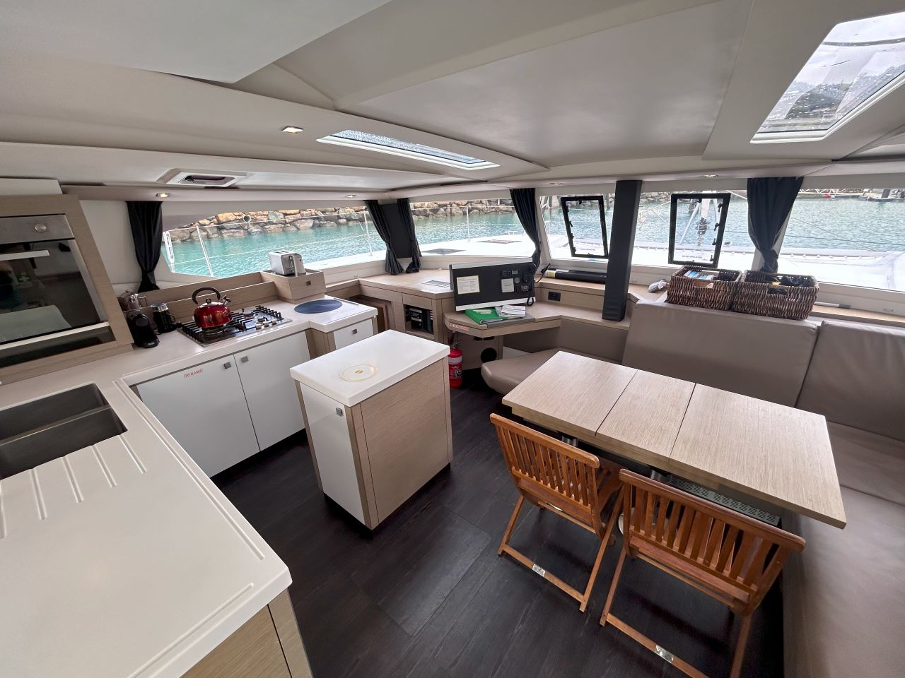 Photo #8 - Fountaine Pajot Saona 47 - 5 cab. (PURRFECT_DB) in Airlie Beach - 32666