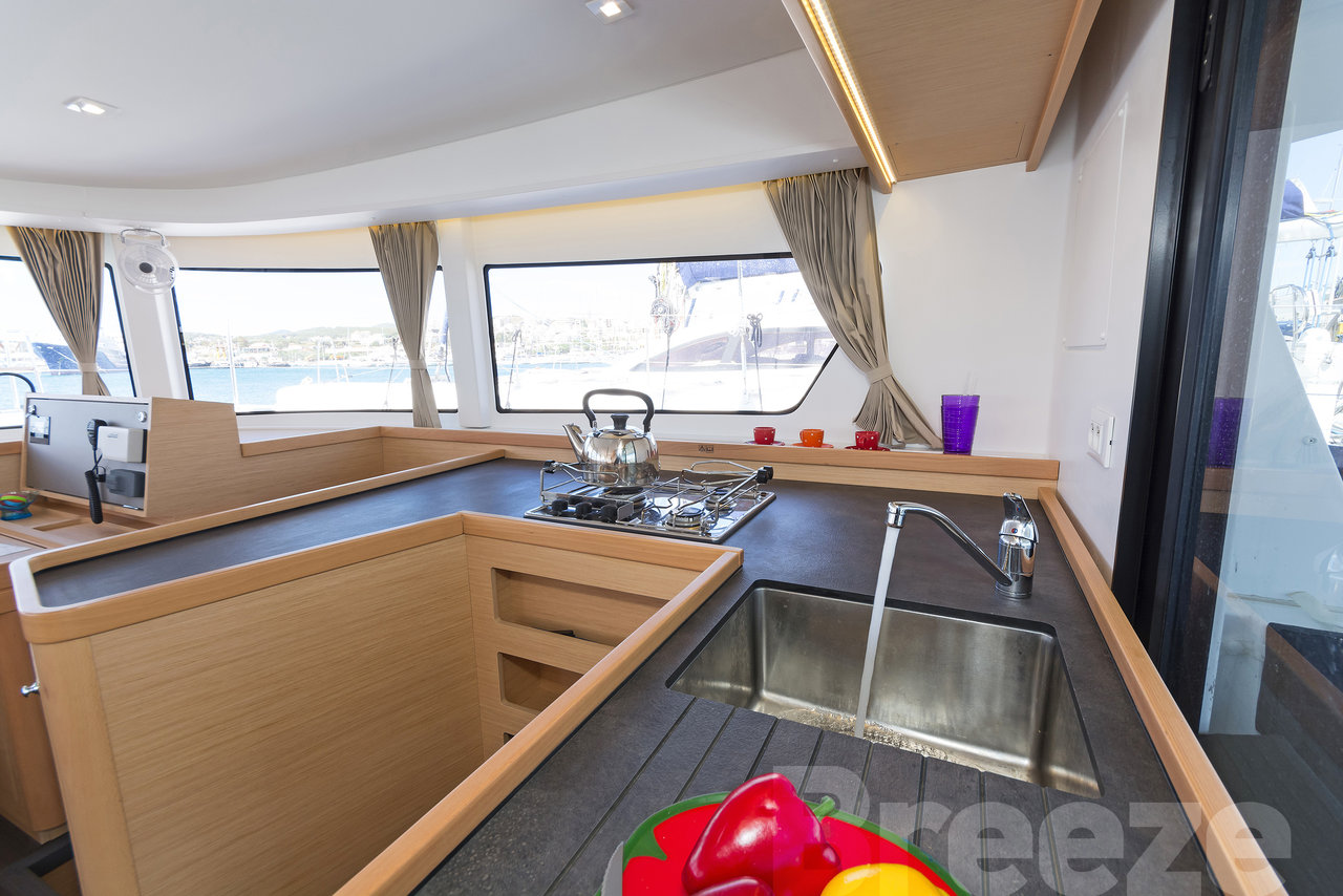 Photo #11 - Lagoon 42 - 4 + 2 cab. (Breeze) in Lavrion - 32754
