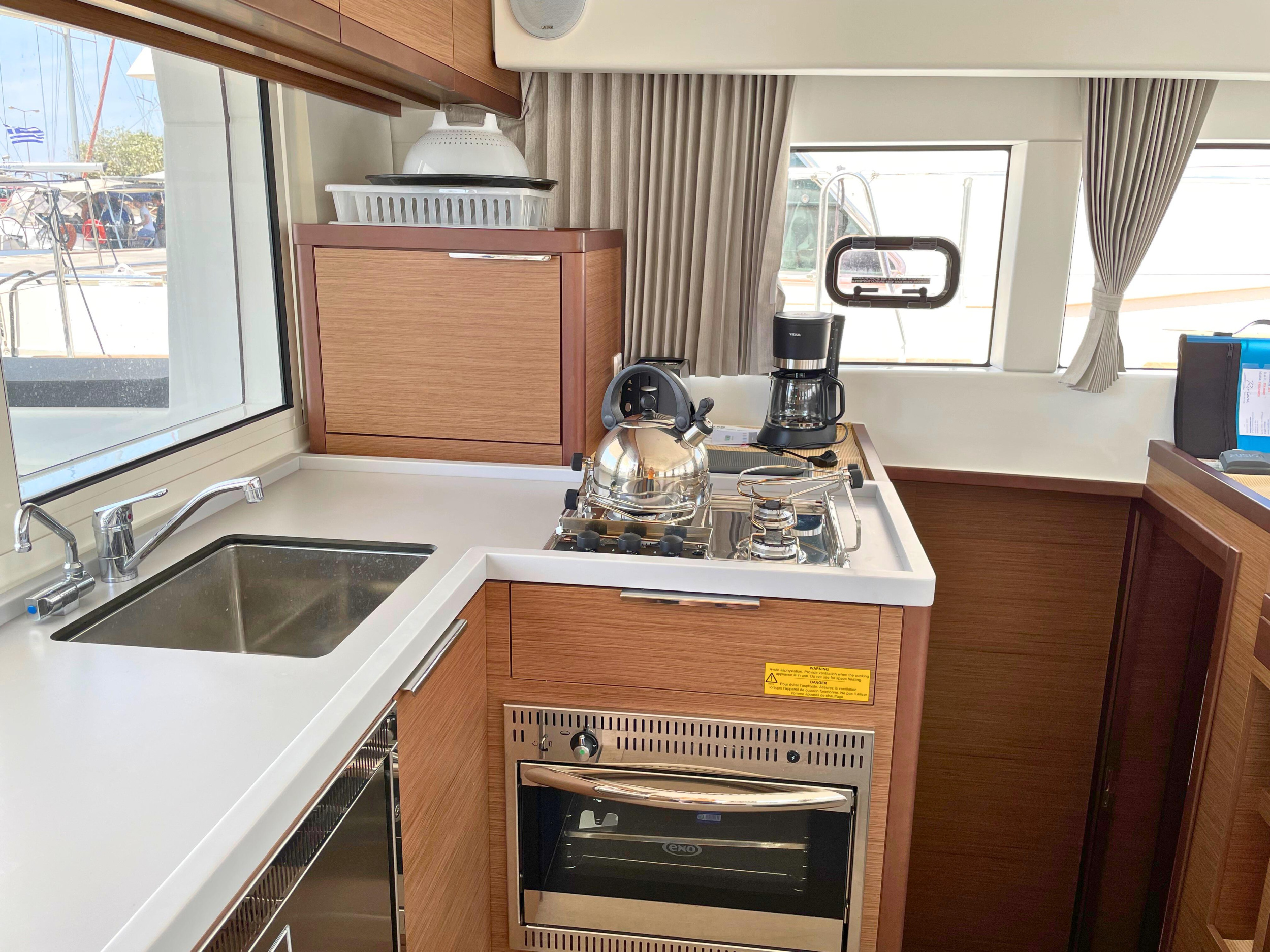 Photo #9 - Lagoon 40 - 4 + 2 cab (Drifter) in Lefkada - 32905