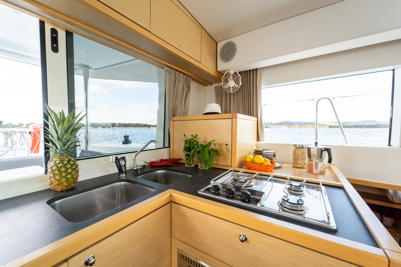 Photo #14 - Lagoon 40 MotorYacht - 3 + 2 cab. (Family) en Sibenik - 33141