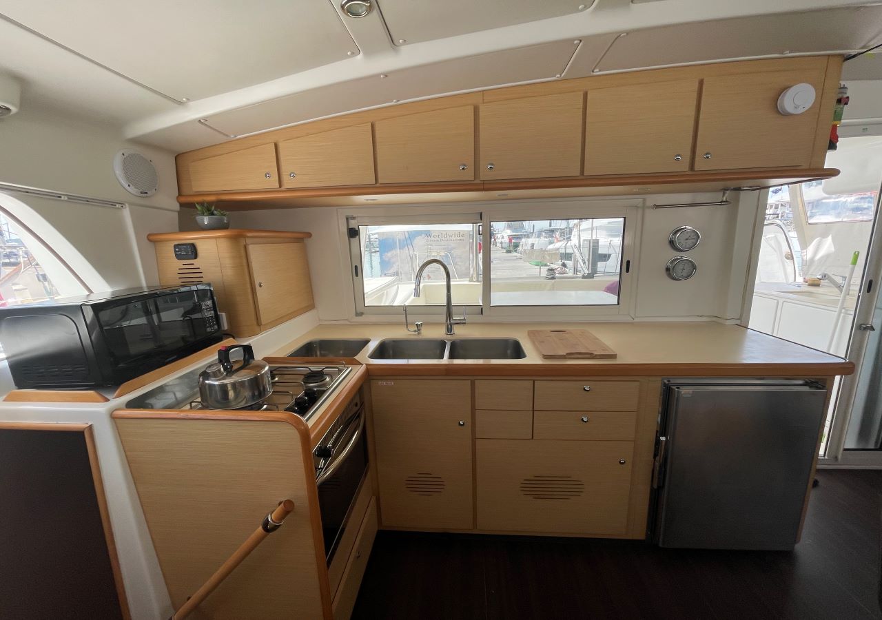 Photo #4 - Lagoon 440 - 4 cab. (ELYSIAN) in Airlie Beach - 33665