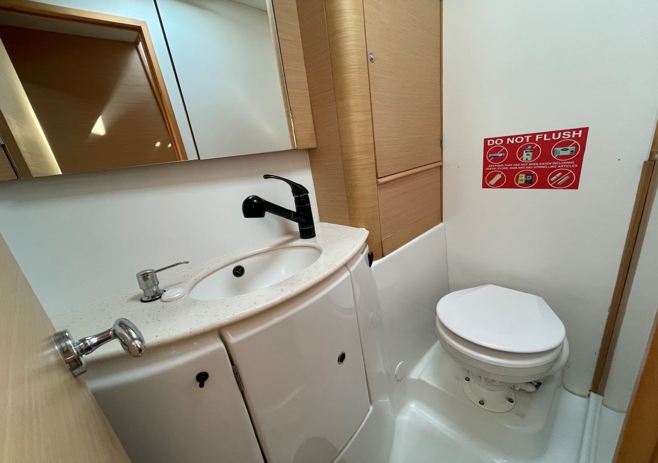 Photo #8 - Lagoon 440 - 4 cab. (ELYSIAN) in Airlie Beach - 33665