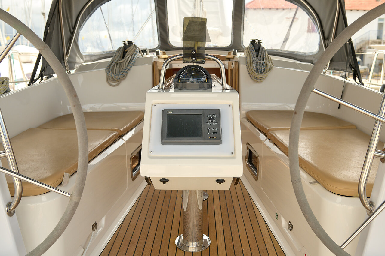 Photo #8 - Bavaria Cruiser 37 - 3 cab. (Toni) in Trogir - 34185