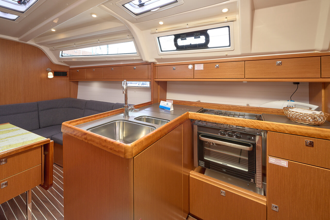 Photo #16 - Bavaria Cruiser 37 - 3 cab. (Toni) in Trogir - 34185