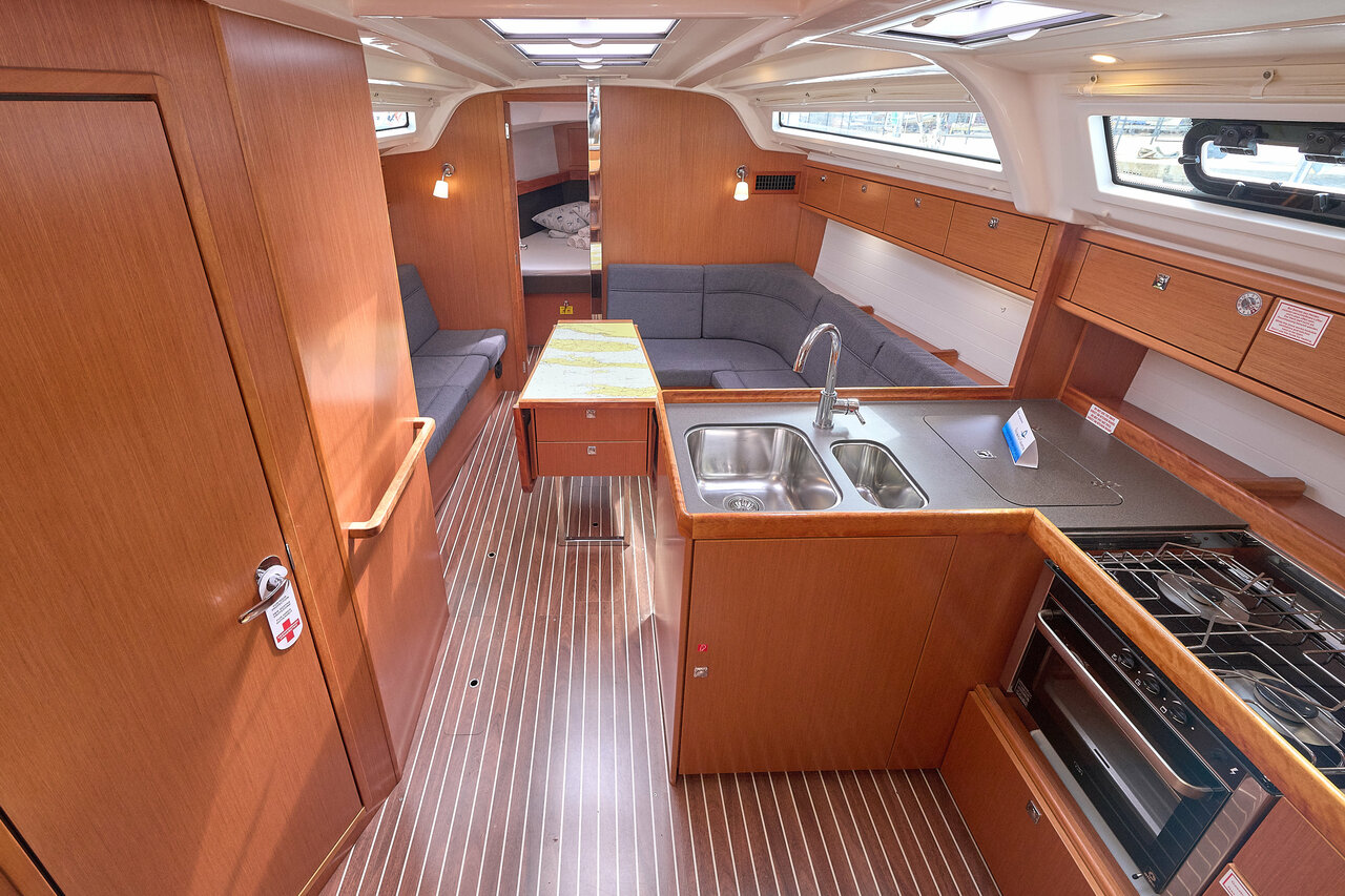 Photo #18 - Bavaria Cruiser 37 - 3 cab. (Toni) in Trogir - 34185